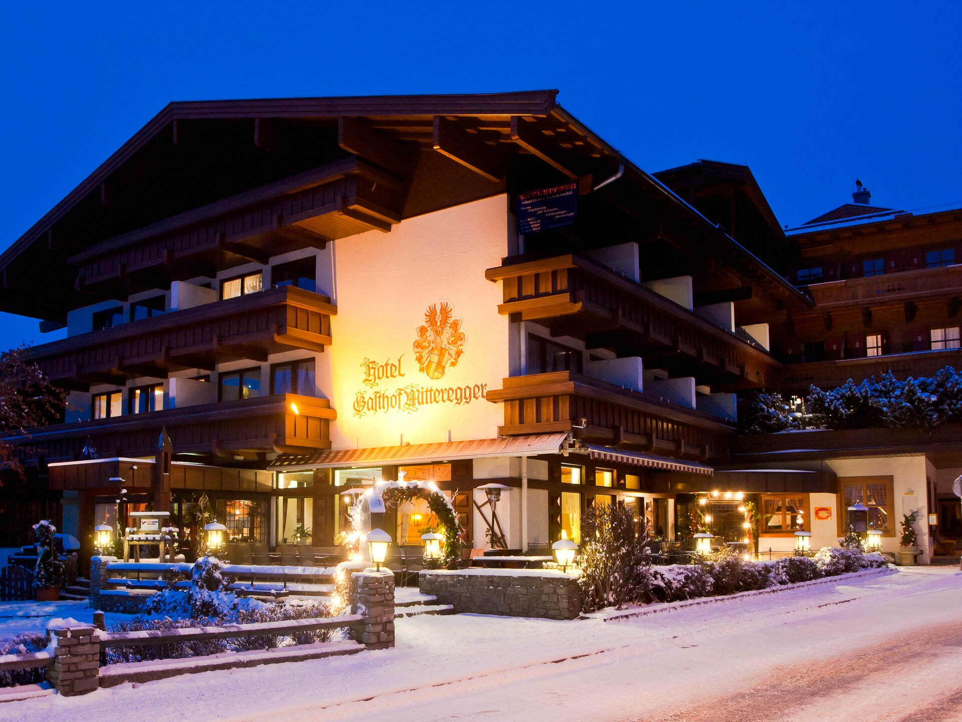16.12.2010, Hotel Mitteregger, Kaprun, AUT, Hotel Mitteregger, im Bild Aussenansicht, EXPA Pictures © 2010, PhotoCredit: EXPA/ J. Feichter