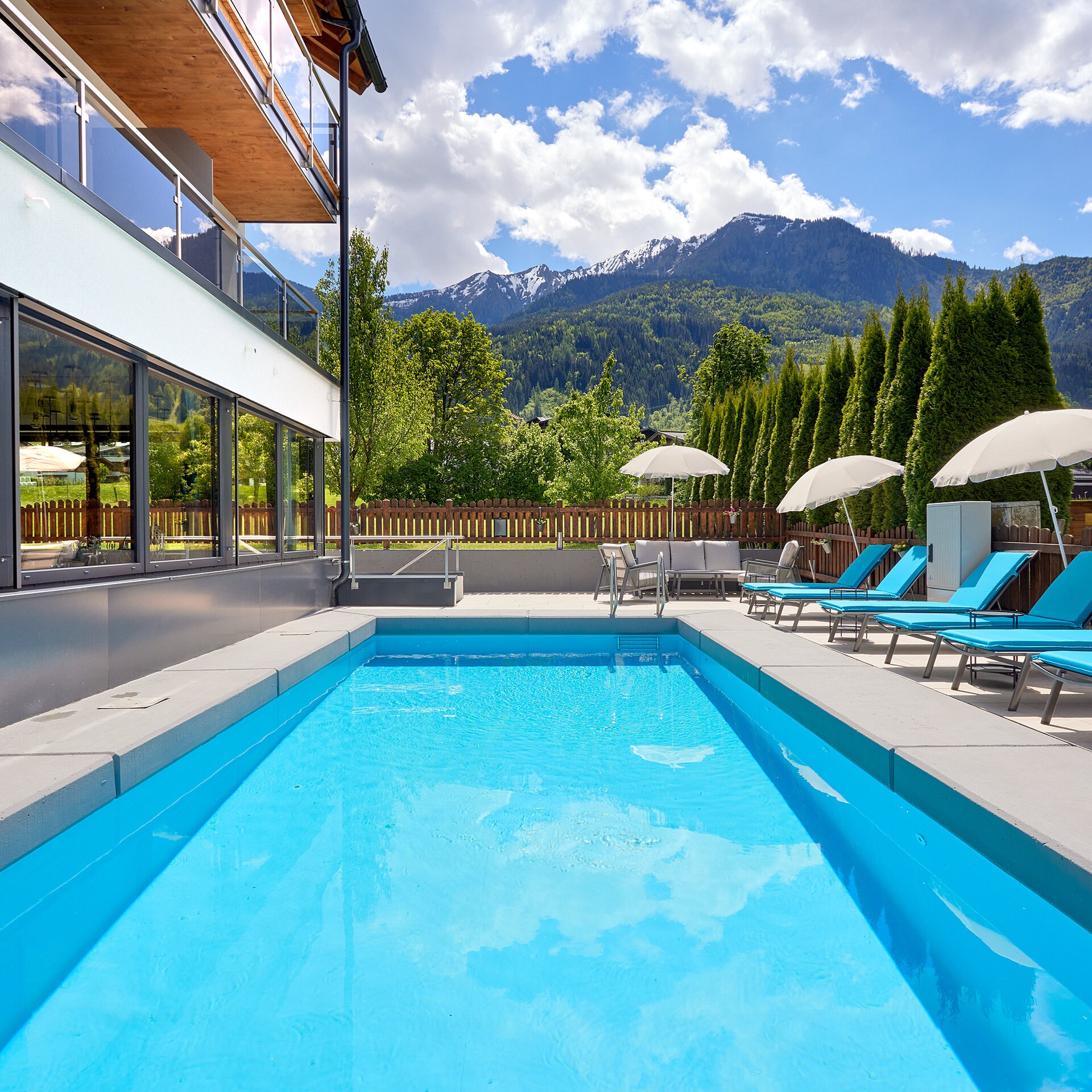 Die Fotos dürfen ausschließlich für PR- und Marketingmaßnahmen des Hotels Sonnblick, Kaprun, Österreich verwendet werden. 
Jegliche Nutzung Dritter (durch Verkauf oder Weitergabe) ist mit dem Bildautor, Michael Huber | www.huber-fotografie.at, gesondert zu vereinbaren.


Copyright aller Aufnahmen:

Michael Huber
5730 Mittersill. Hallenbadstraße 4
www.huber-fotografie.at
+43 664 / 250 86 32

