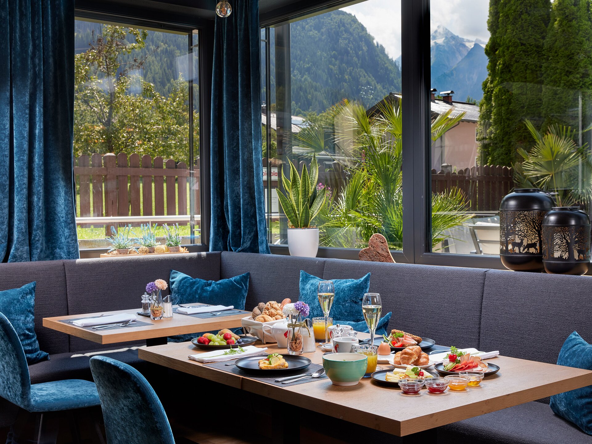 Die Fotos dürfen ausschließlich für PR- und Marketingmaßnahmen des Hotels Sonnblick, Kaprun, Östereich verwendet werden. 
Jegliche Nutzung Dritter (durch Verkauf oder Weitergabe) ist mit dem Bildautor, Michael Huber | www.huber-fotografie.at, gesondert zu vereinbaren.


Copyright aller Aufnahmen:

Michael Huber

5730 Mittersill. Hallenbadstraße 4

www.huber-fotografie.at

0664 / 250 86 32